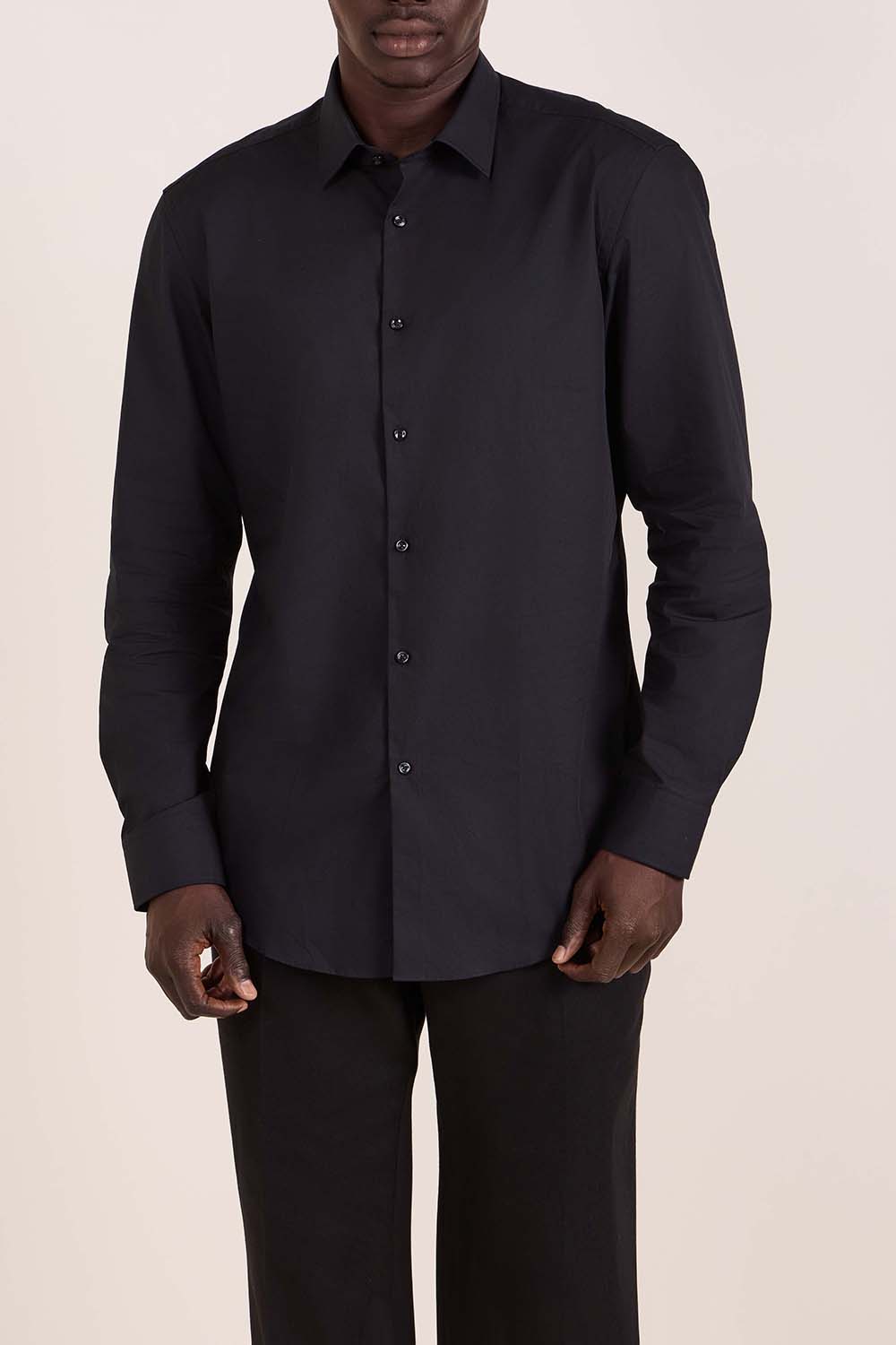 תמונת דוגמן קידמית של חולצה מכופתרת שחורה בגזרת סלים