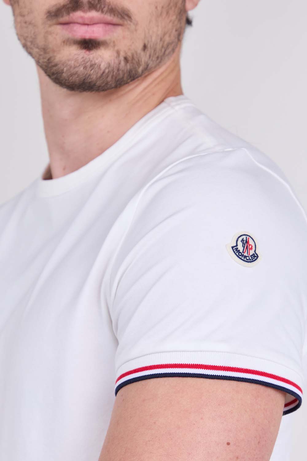 תמונת תקריב דוגמן של חולצת טי