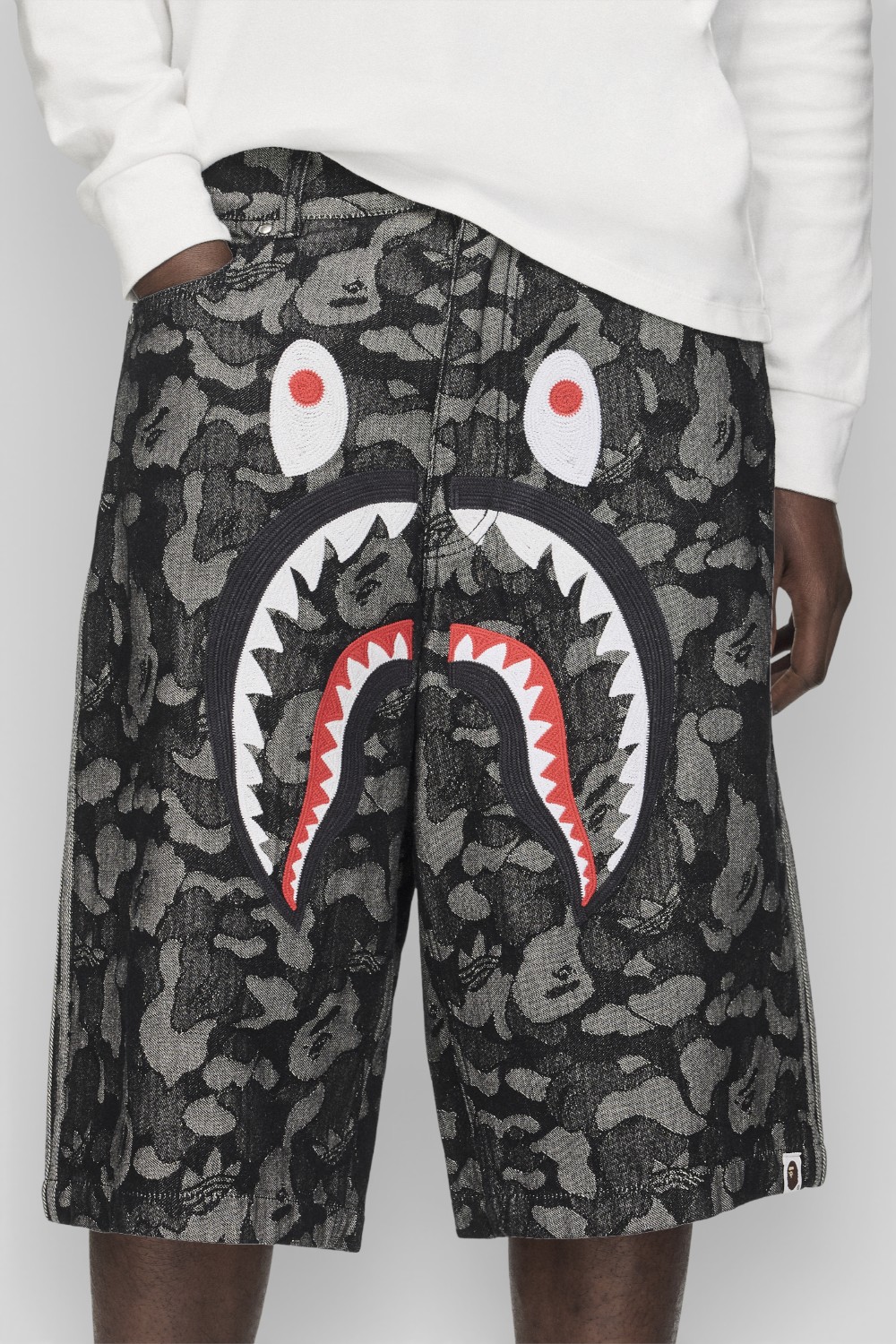 תמונת תקריב דוגמן של מכנסי ג'ינס קצרים אדידס X בייפ