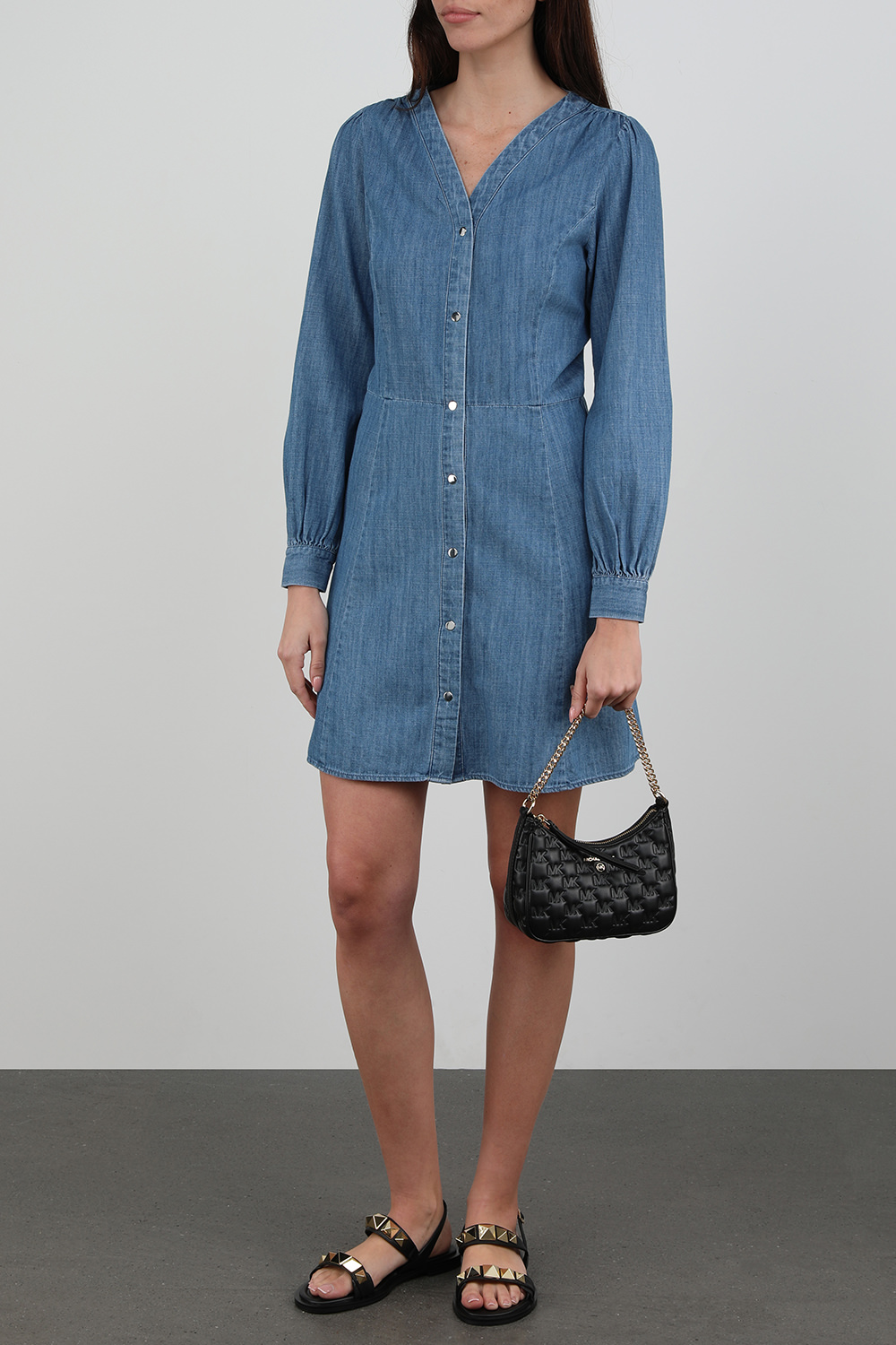 תמונת דוגמן קידמית של תיק כתף שחור עם פרינט מונוגרמי מוטבע