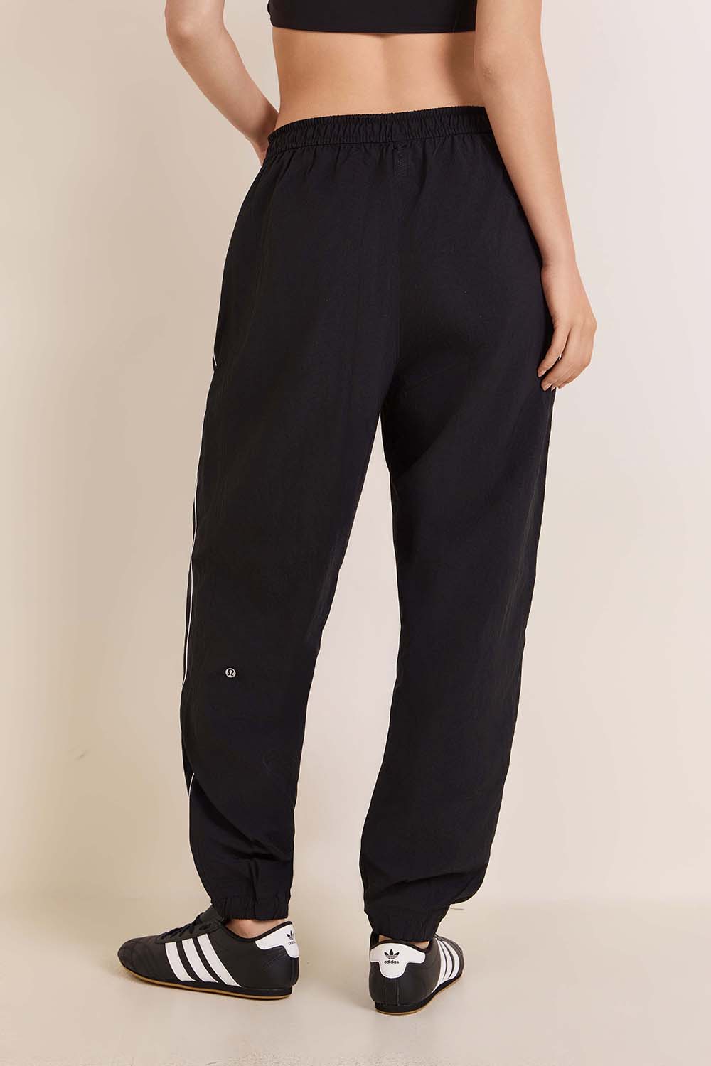 תמונת דוגמן אחורית של License to Train  Woven Mid-Rise Jogger