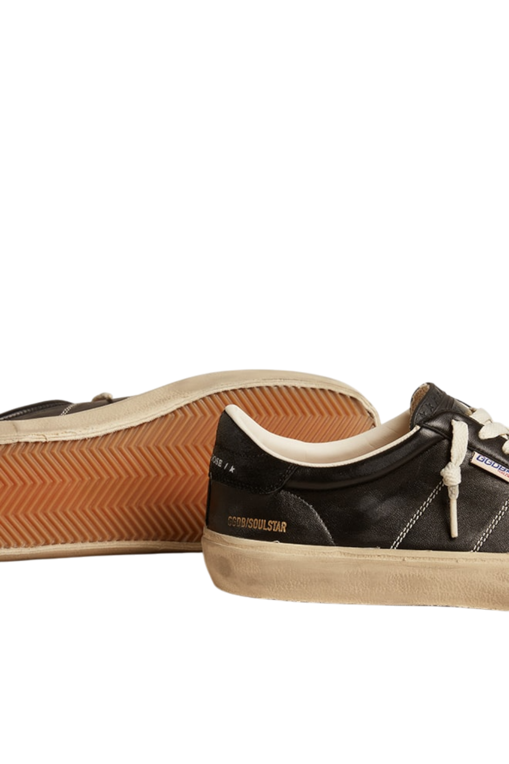 תמונת תקריב של נעלי סניקרס