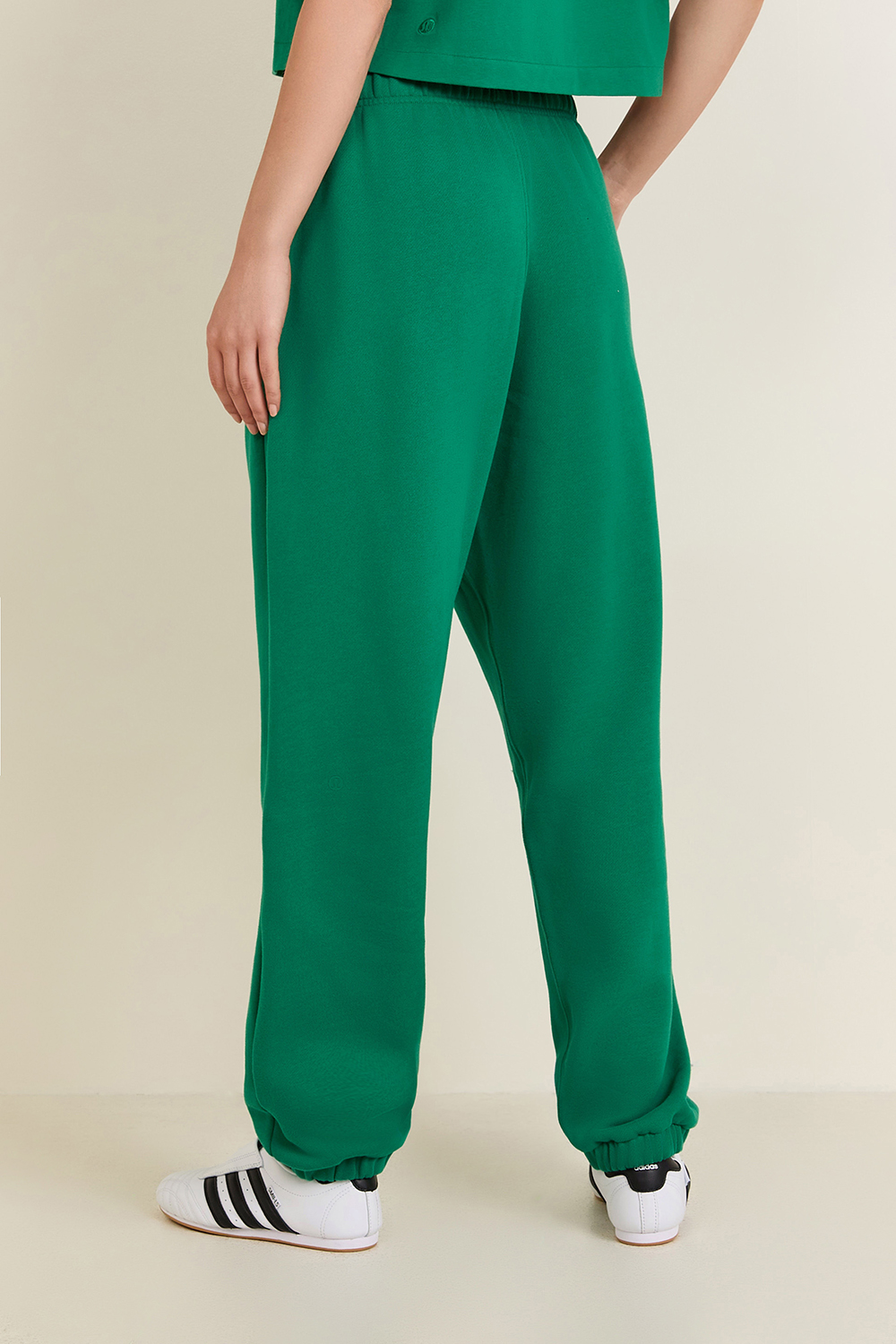 תמונת דוגמן אחורית של Scuba Mid-Rise Oversized Jogger Regular