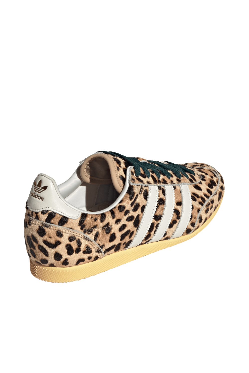 תמונת תקריב של נעלי סניקרס ג'פן