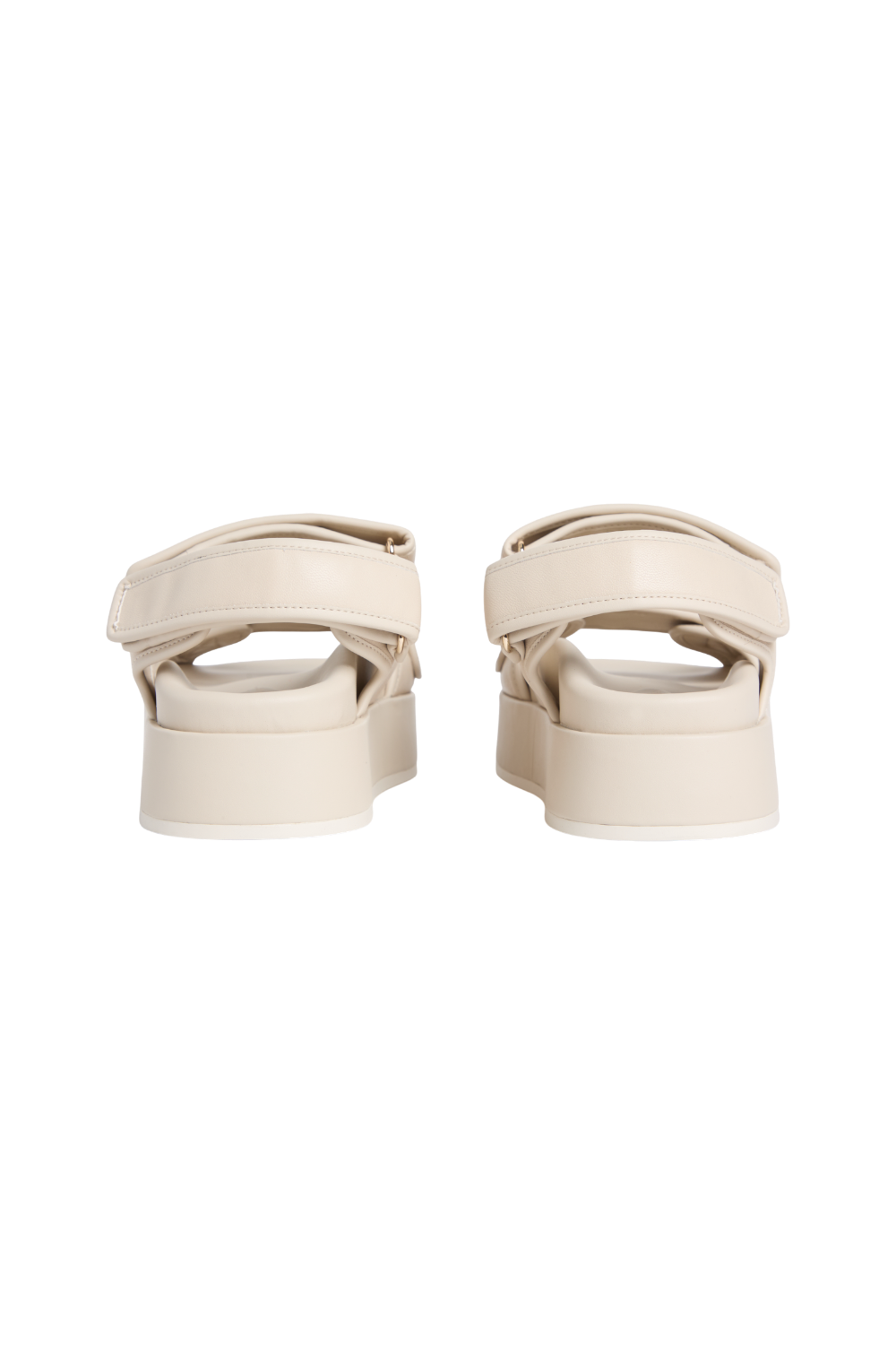 תמונת תקריב של סנדלי פלטפורמה