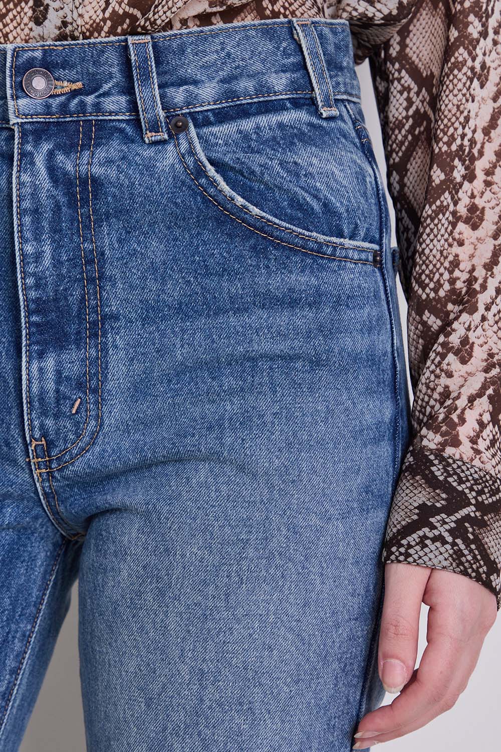 תמונת תקריב דוגמן של מכנסי ג'ינס בגזרת ישרה