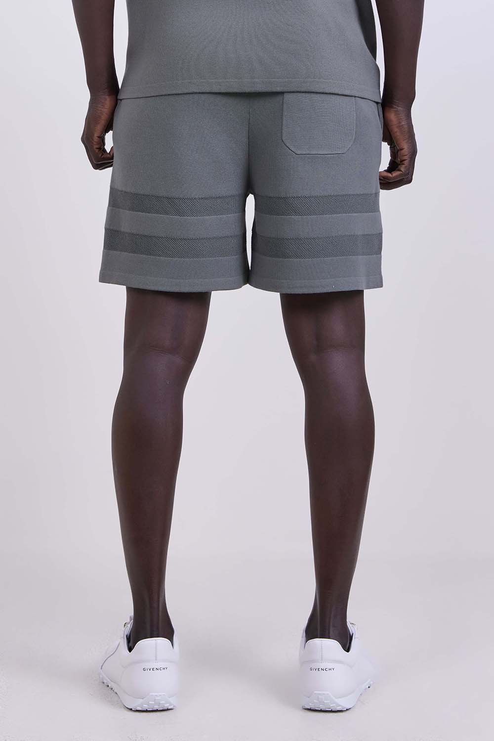 תמונת דוגמן אחורית של מכנסיים קצרים בגזרה משוחררת