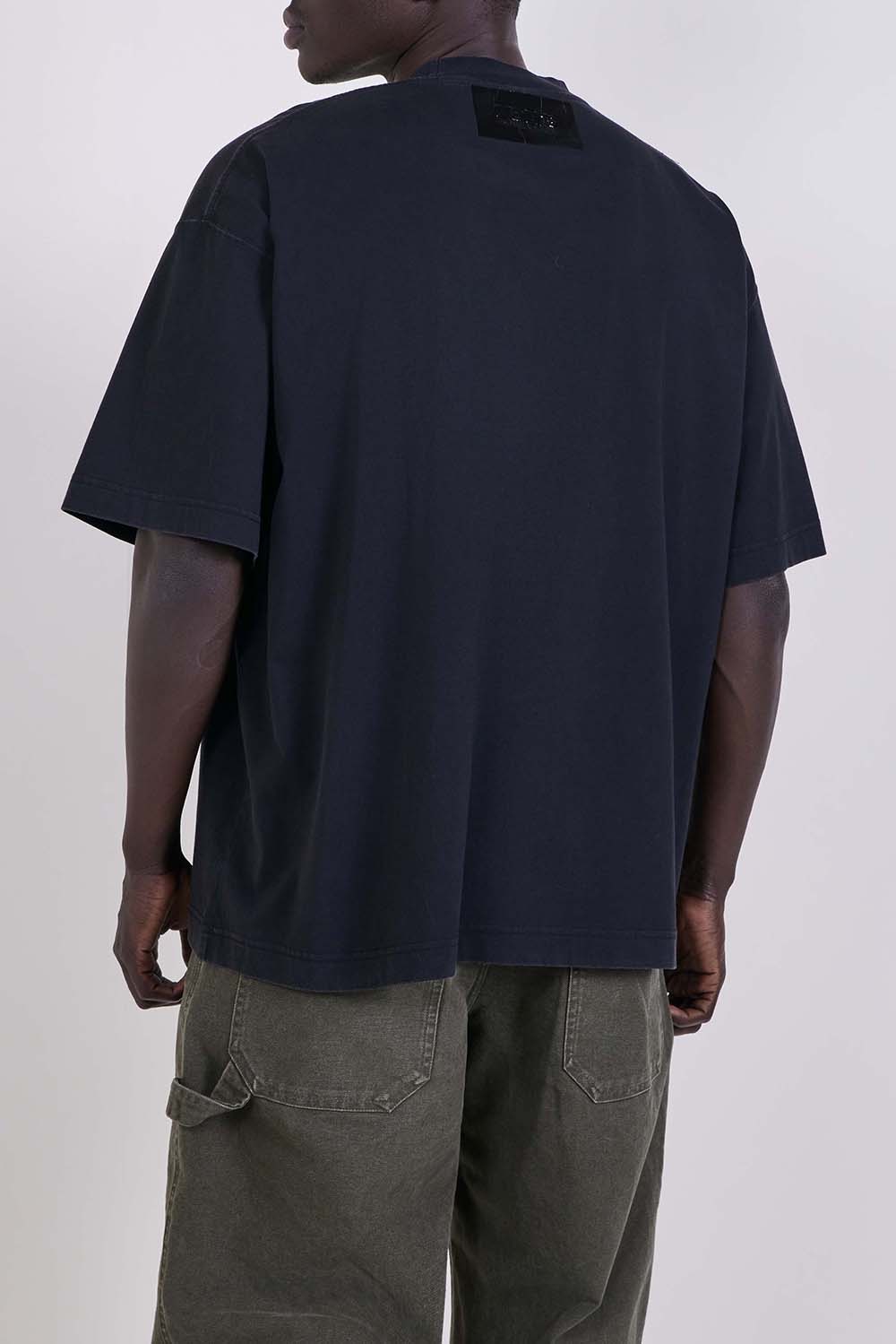 תמונת דוגמן אחורית של חולצת טי בגזרה משוחררת