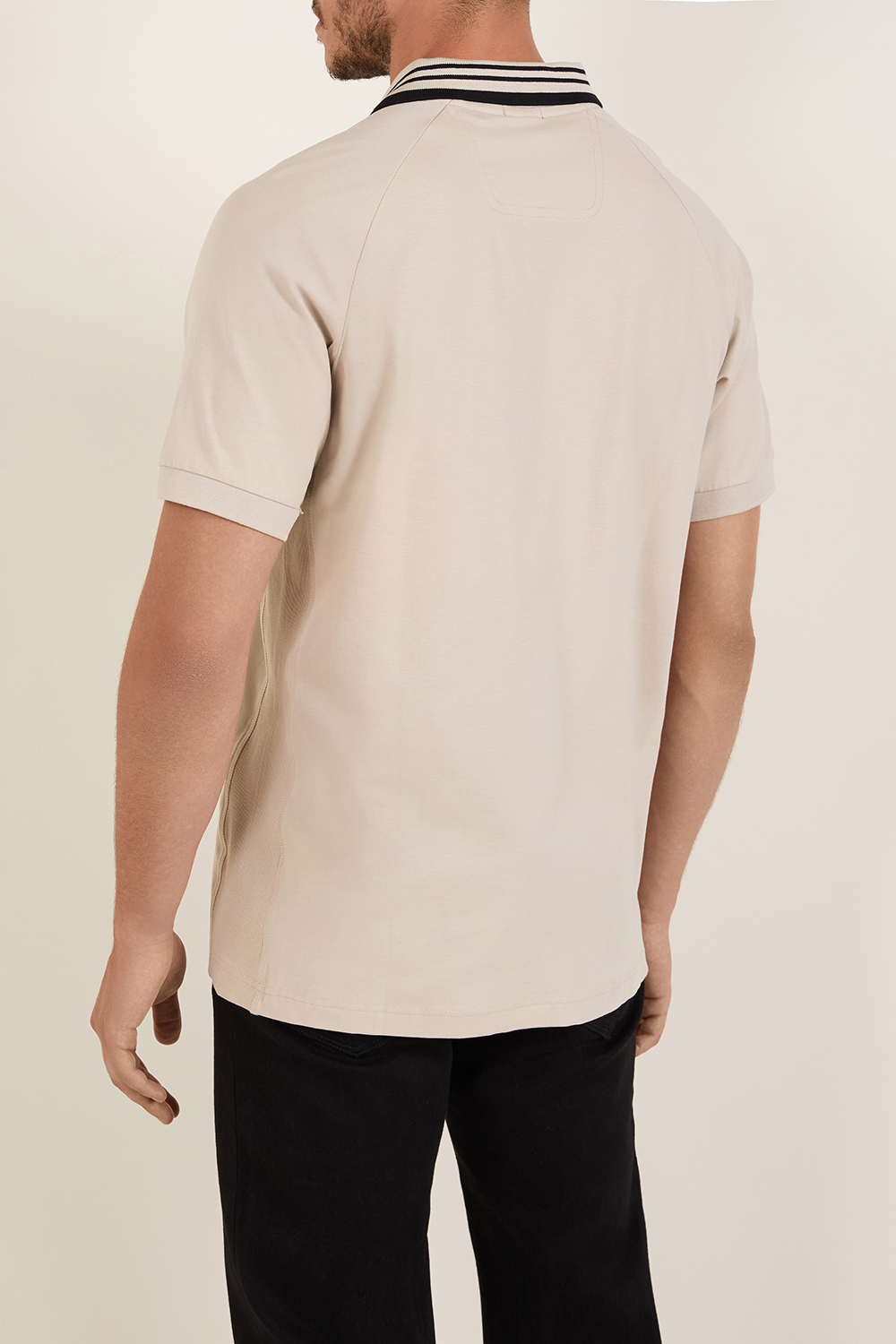 תמונת דוגמן אחורית של חולצת פולו