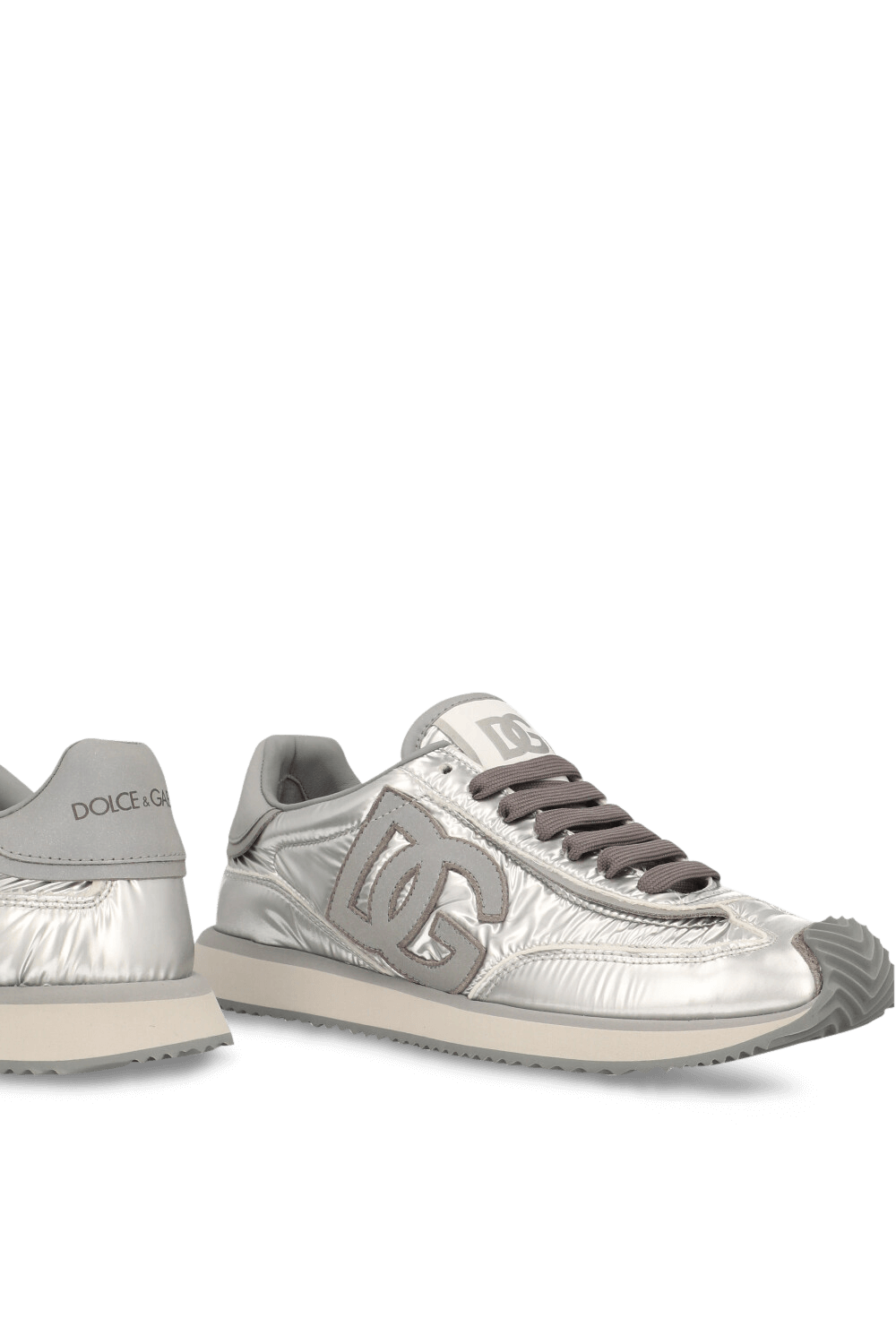 תמונת תקריב של נעלי סניקרס