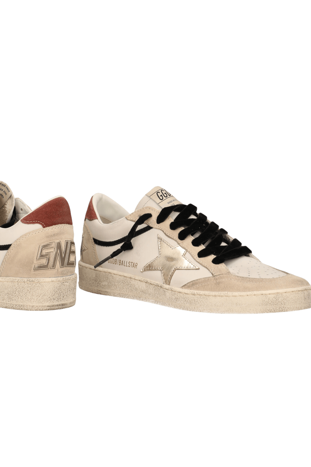 תמונת תקריב של נעלי סניקרס סופר סטאר