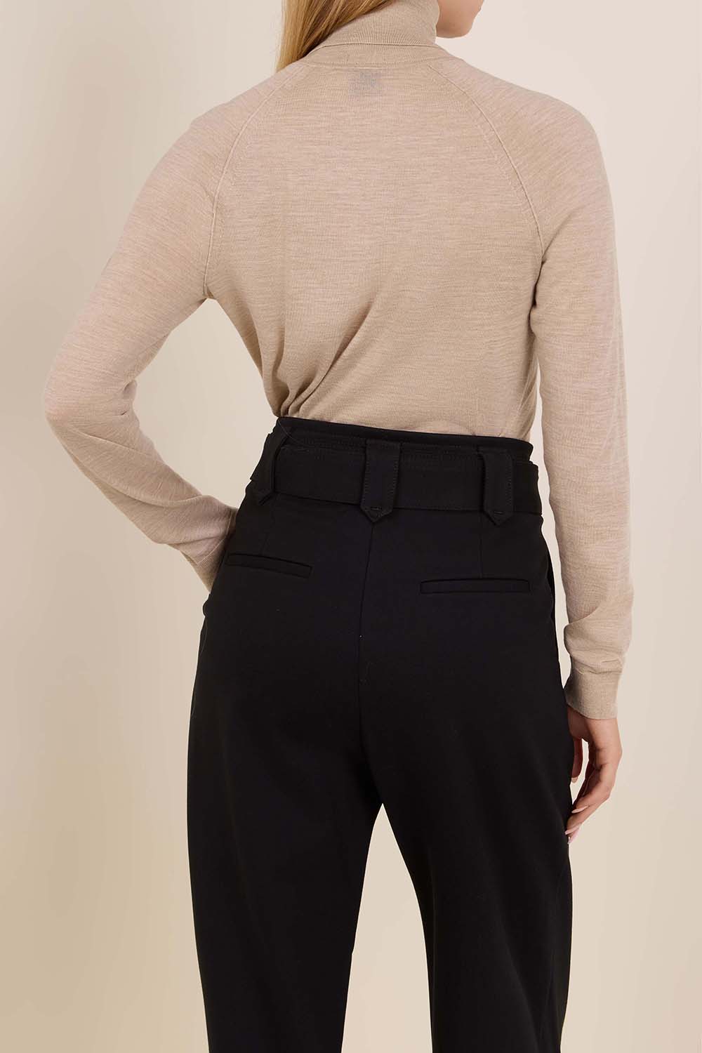 תמונת דוגמן אחורית של חולצת גולף מצמר מרינו