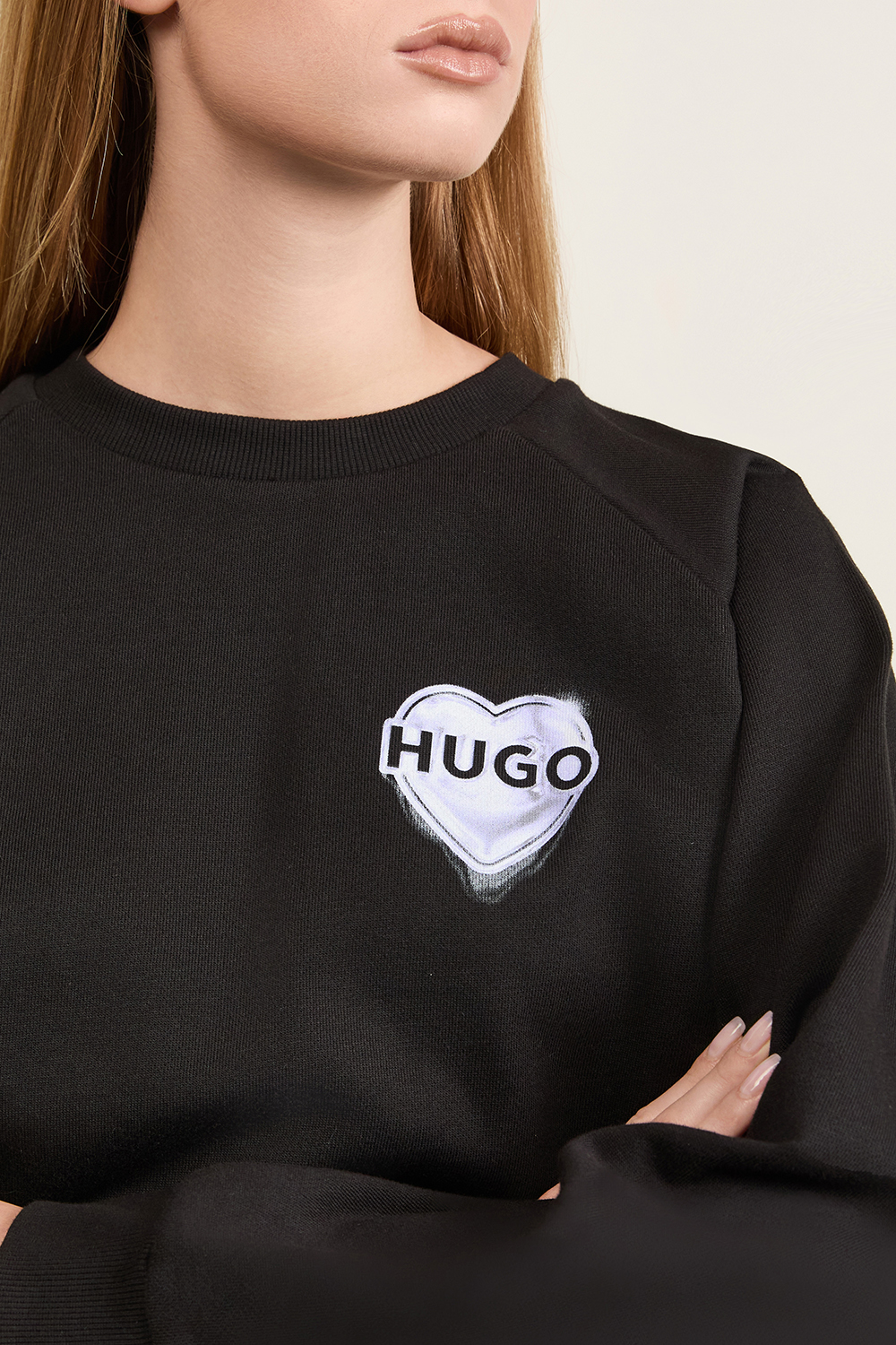 תמונת תקריב דוגמן של סווטשירט לב