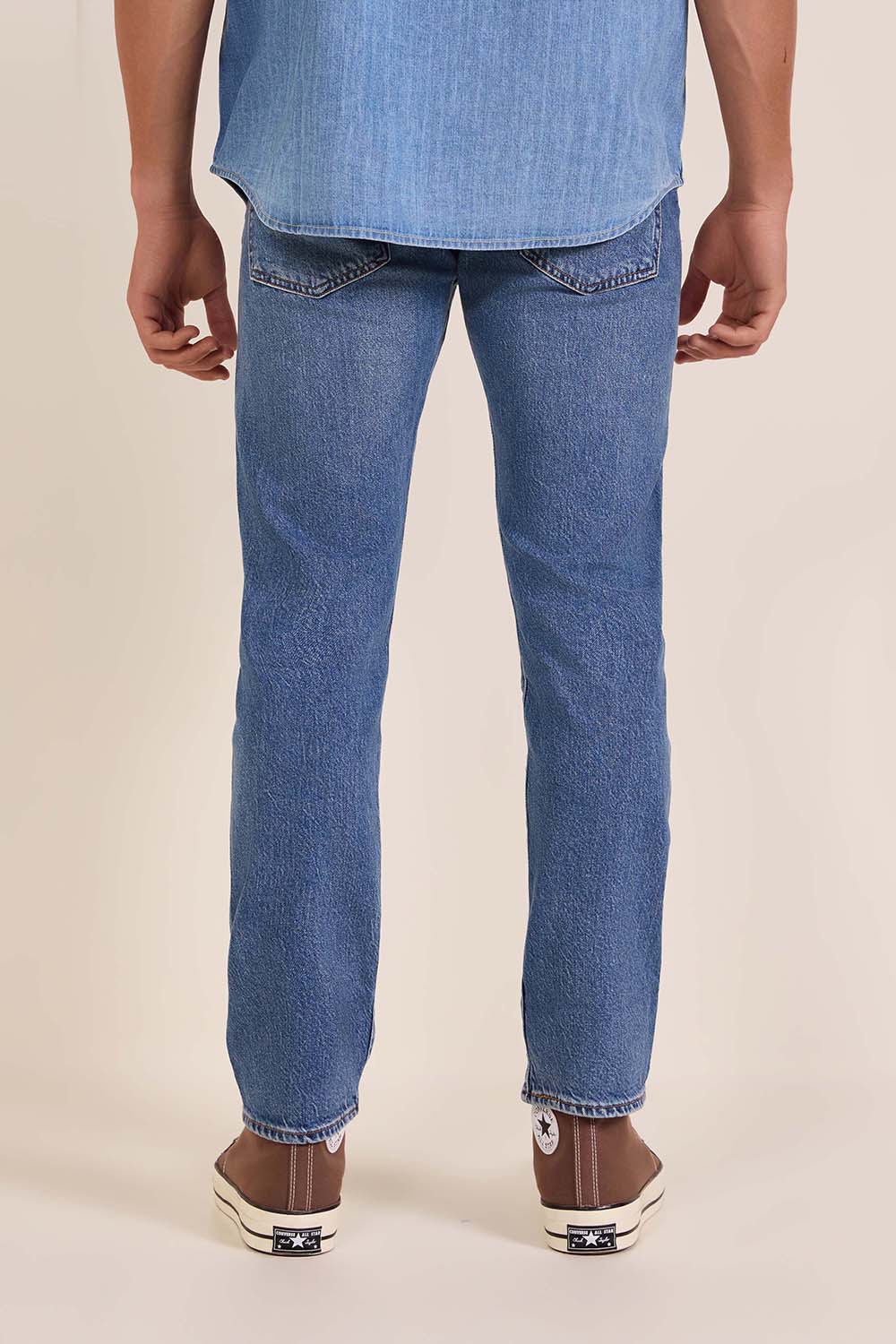 תמונת דוגמן אחורית של מכנסי ג'ינס טאפר 502 בגזרה ישרה