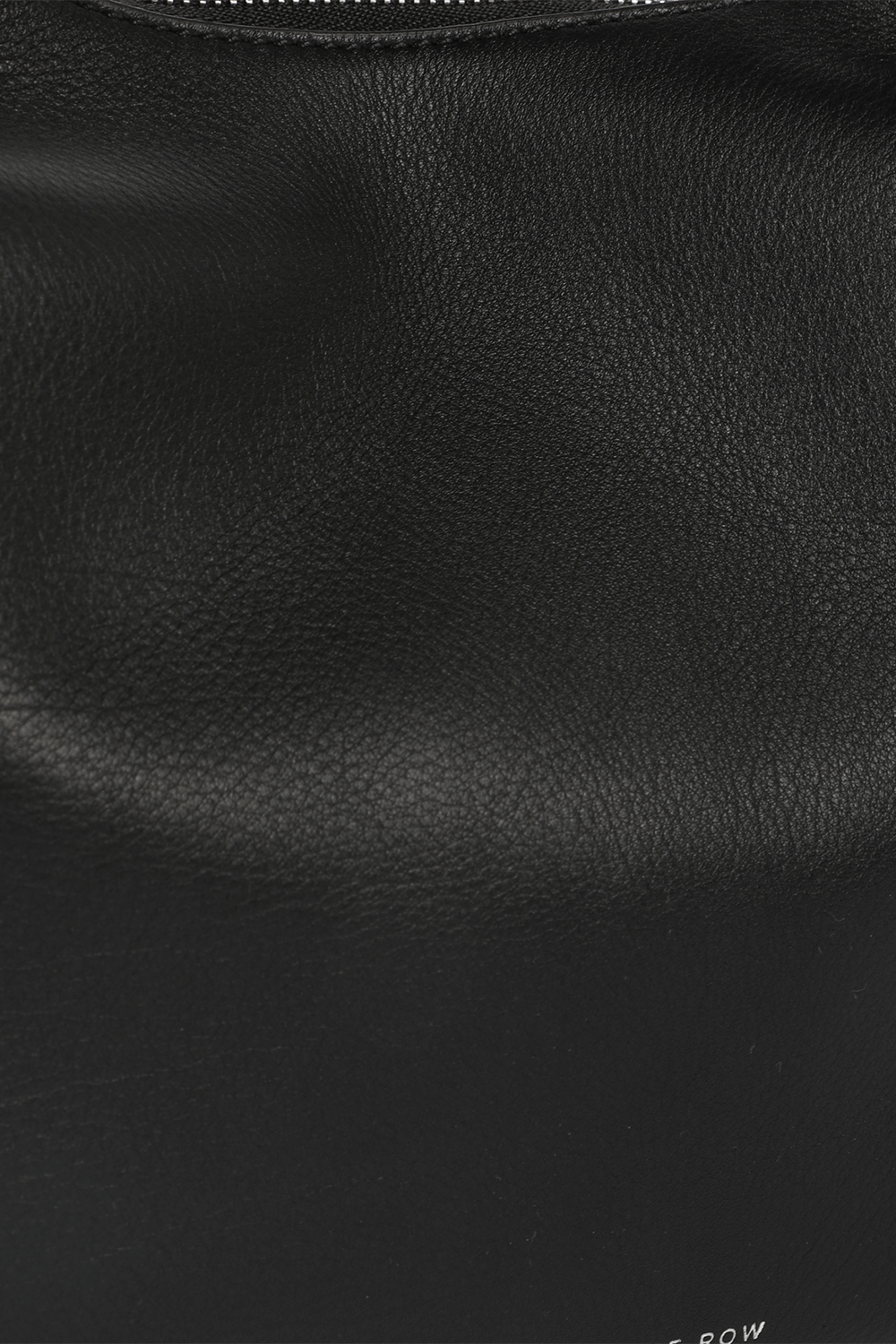 תמונת תקריב של תיק הובו קטן מעור