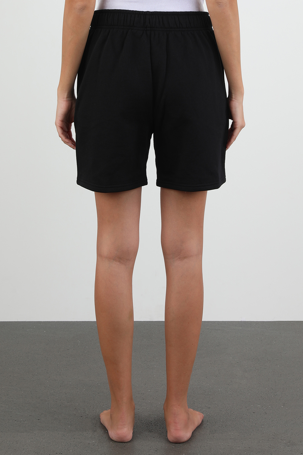 תמונת דוגמן אחורית של מכנסיים קצרים בצבע שחור