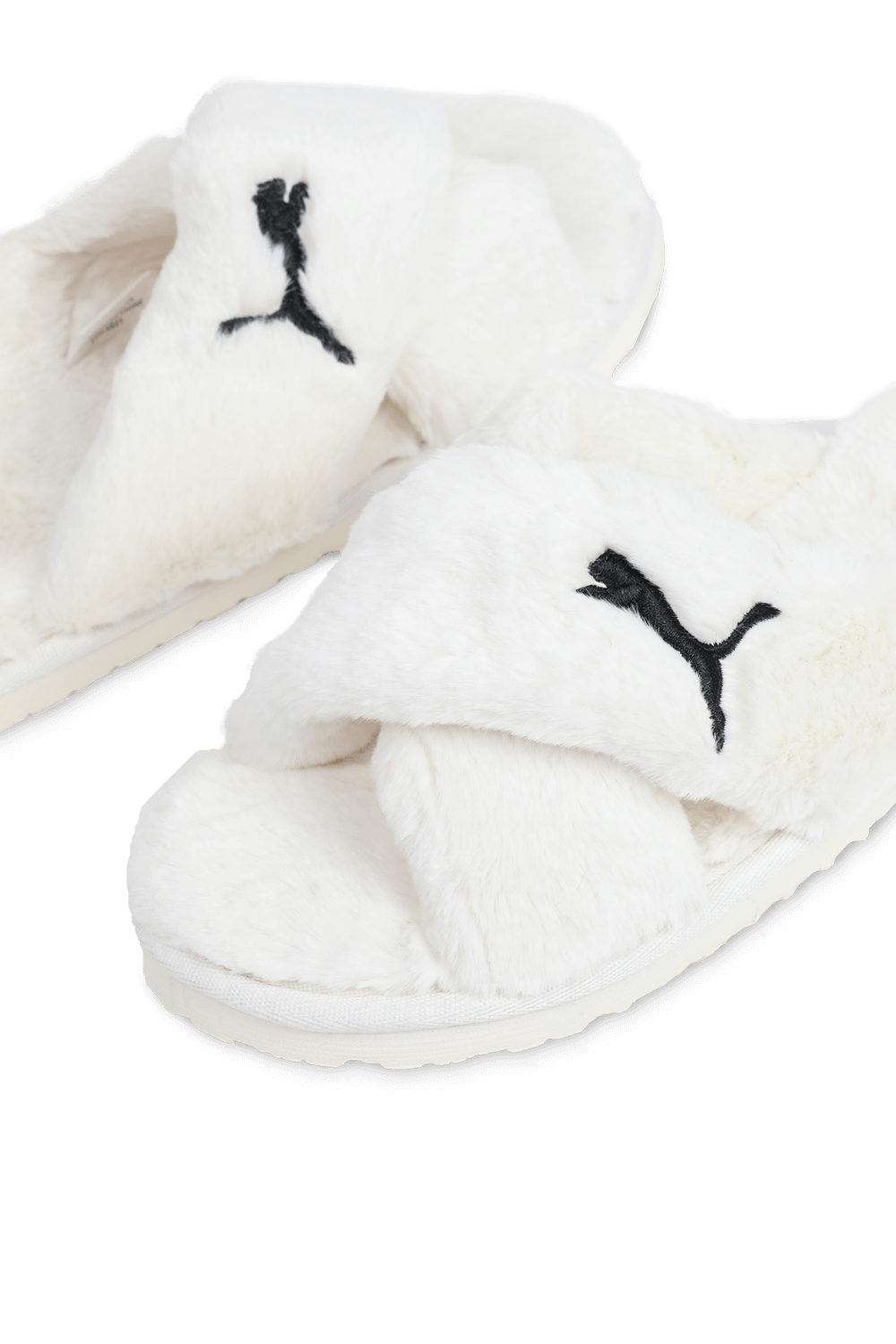 תמונת תקריב של כפכפים דמוי פרווה עם רצועות מצטלבות בגוון לבן