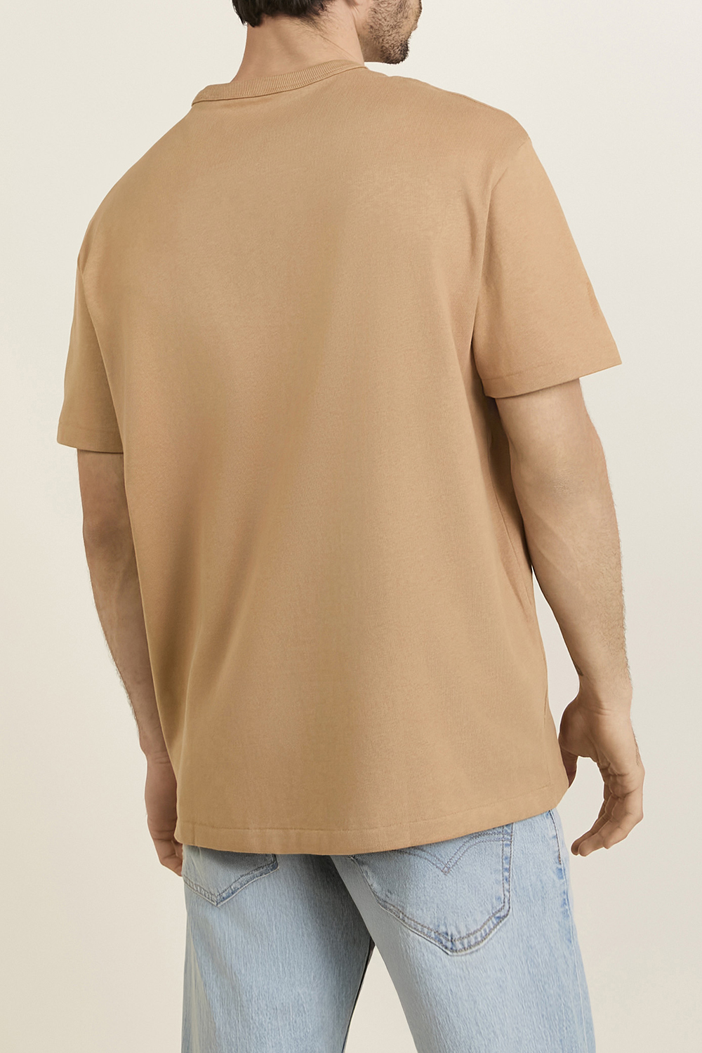 תמונת דוגמן אחורית של חולצת טי