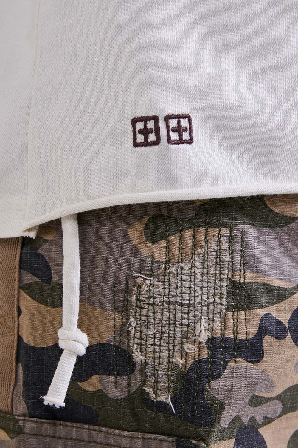 תמונת תקריב דוגמן של חולצת טי אוברסייז