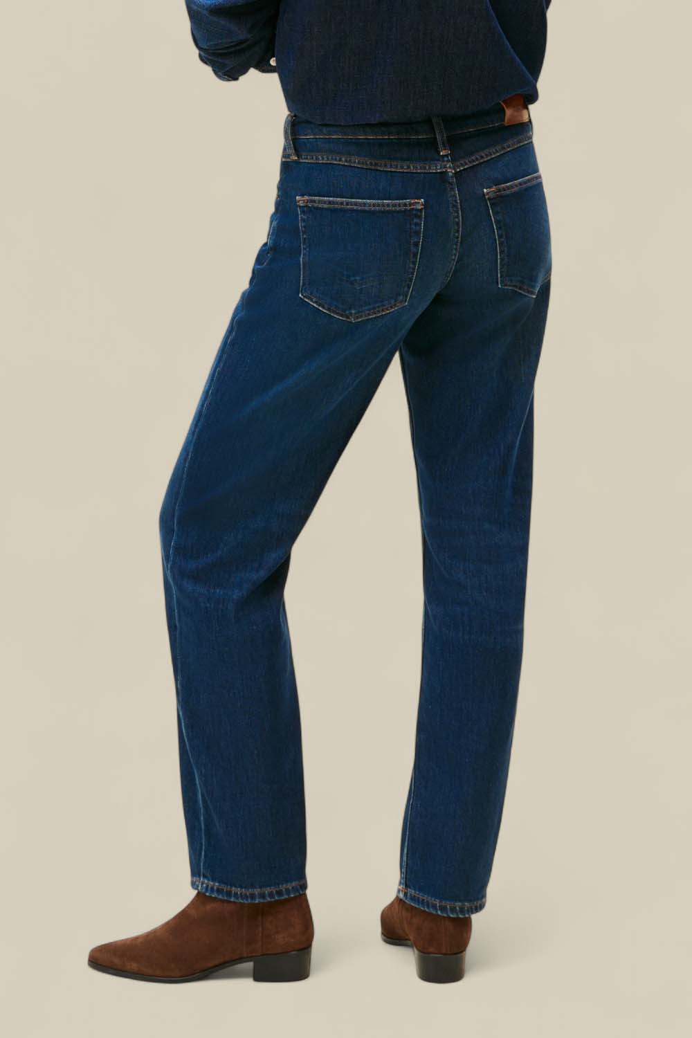 תמונת דוגמן אחורית של מכנסי ג'ינס ישרים