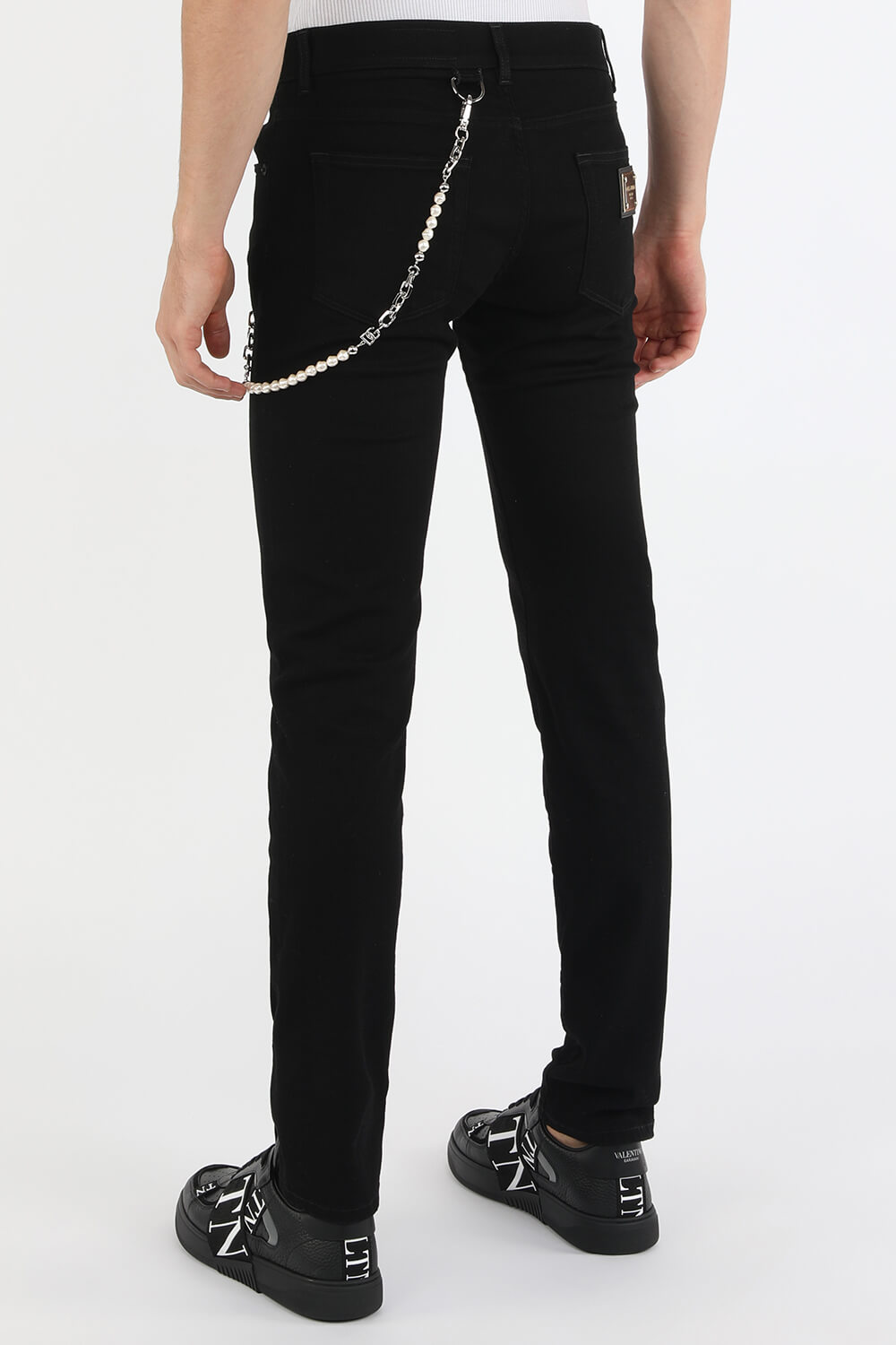 תמונת דוגמן אחורית של מכנסיים בגזרת סקיני עם שרשרת כסופה בגוון שחור