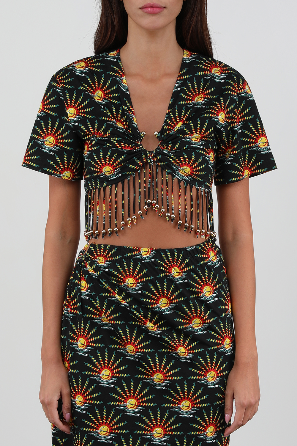 תמונת דוגמן קידמית של חולצת קשירה ססגונית עם פרנזים