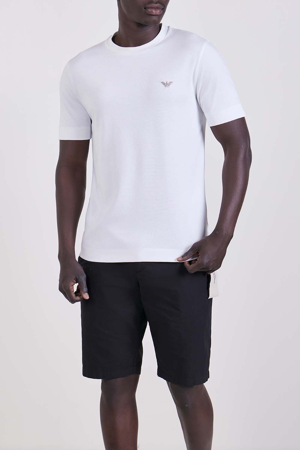 תמונת דוגמן קידמית של חולצת טי בגזרת סלים