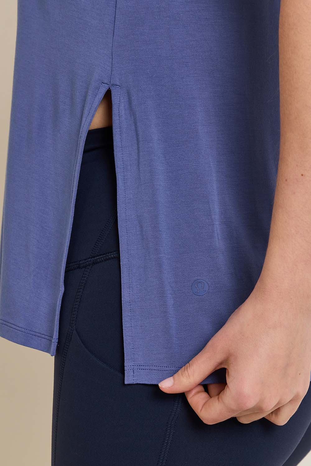 תמונת תקריב דוגמן של SilkAppeal Side-Slit Tank Top