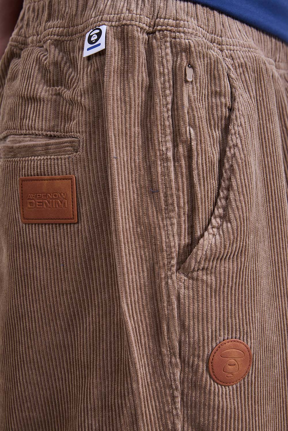 תמונת תקריב דוגמן של מכנסי קורדרוי