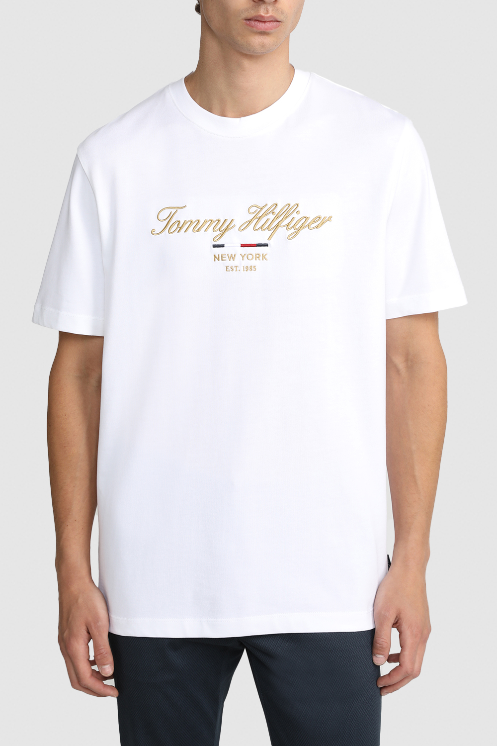 תמונת דוגמן קידמית של חולצת טי עם רקמה