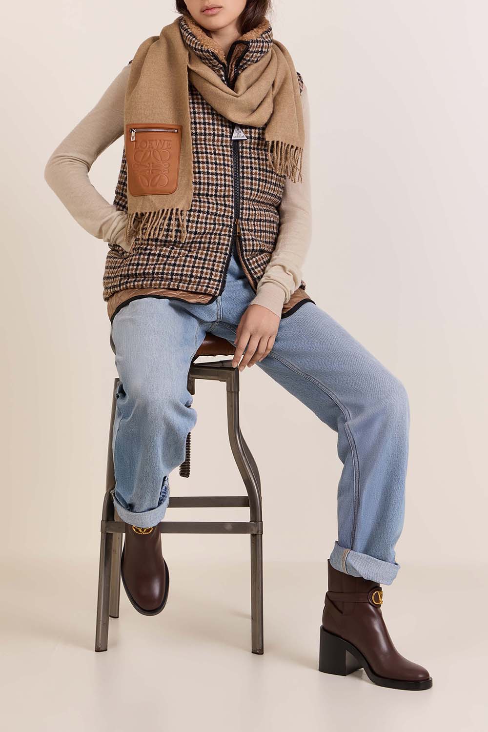 תמונת דוגמן קידמית של צעיף צמר עם כיס