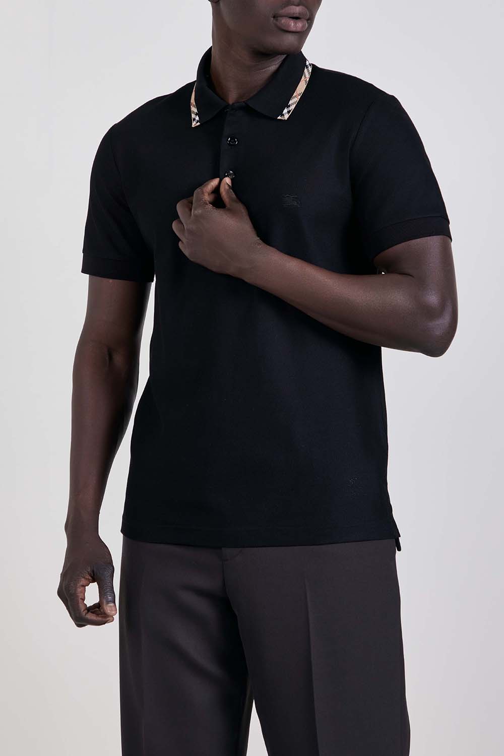 תמונת דוגמן קידמית של חולצת פולו קצרה