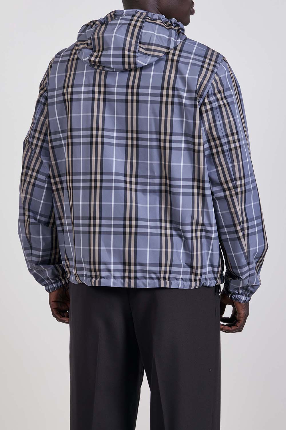 תמונת תקריב דוגמן של ז'קט קפוצ'ון דו־צדדי