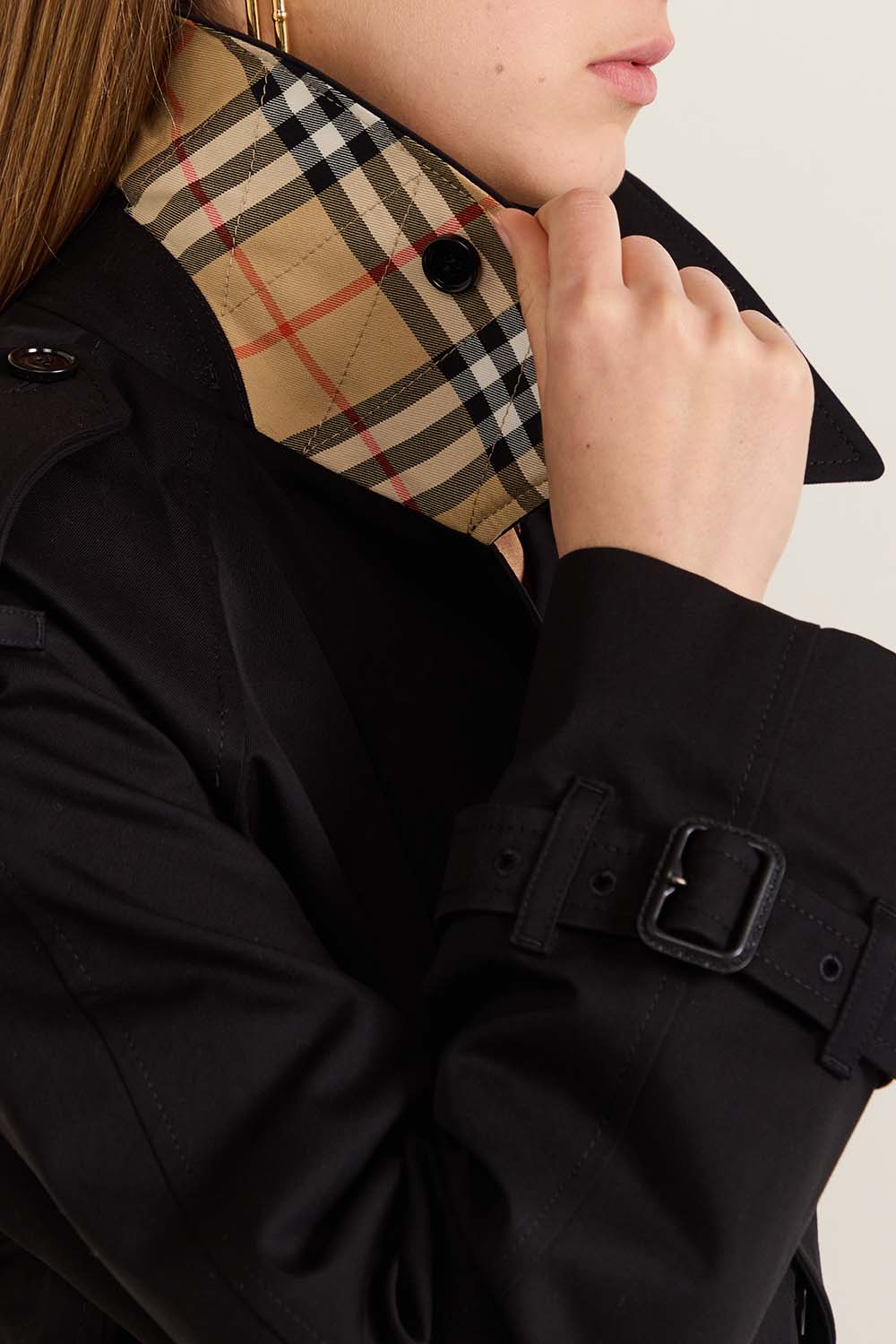 תמונת תקריב דוגמן של מעיל טרנץ'