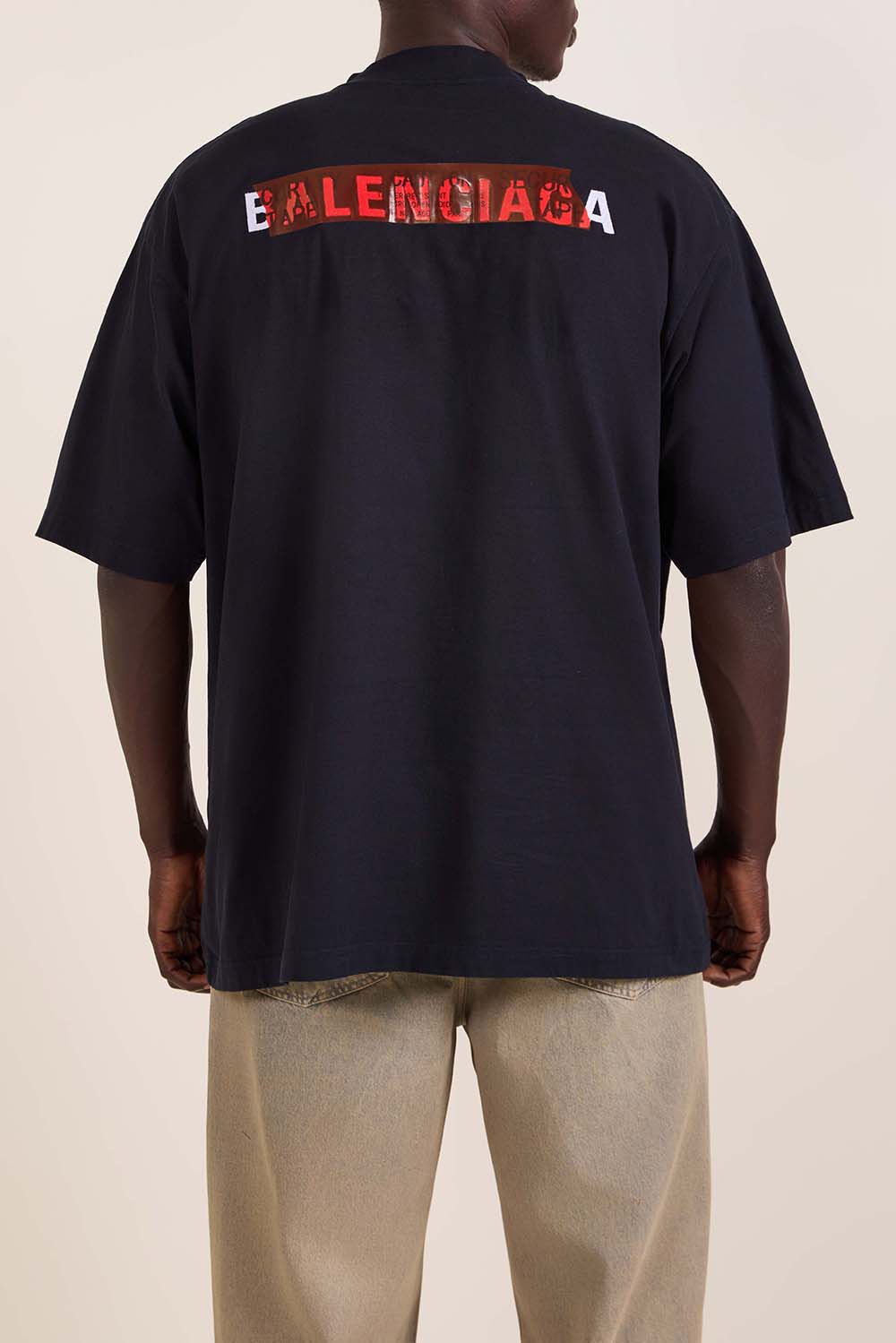 תמונת דוגמן אחורית של חולצת טי