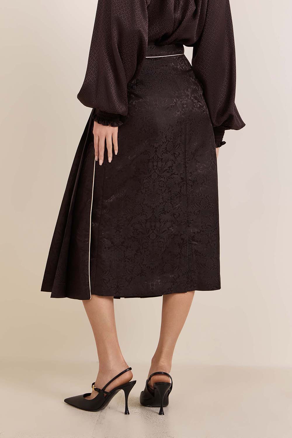 תמונת דוגמן אחורית של חצאית משי