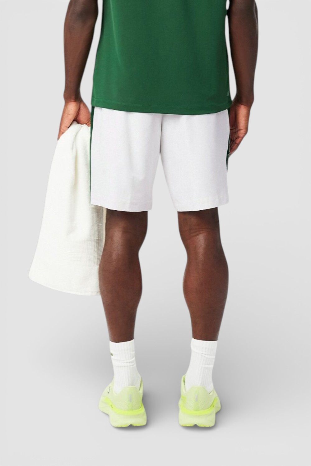 תמונת דוגמן אחורית של מכנסי ג'וגר קצרים