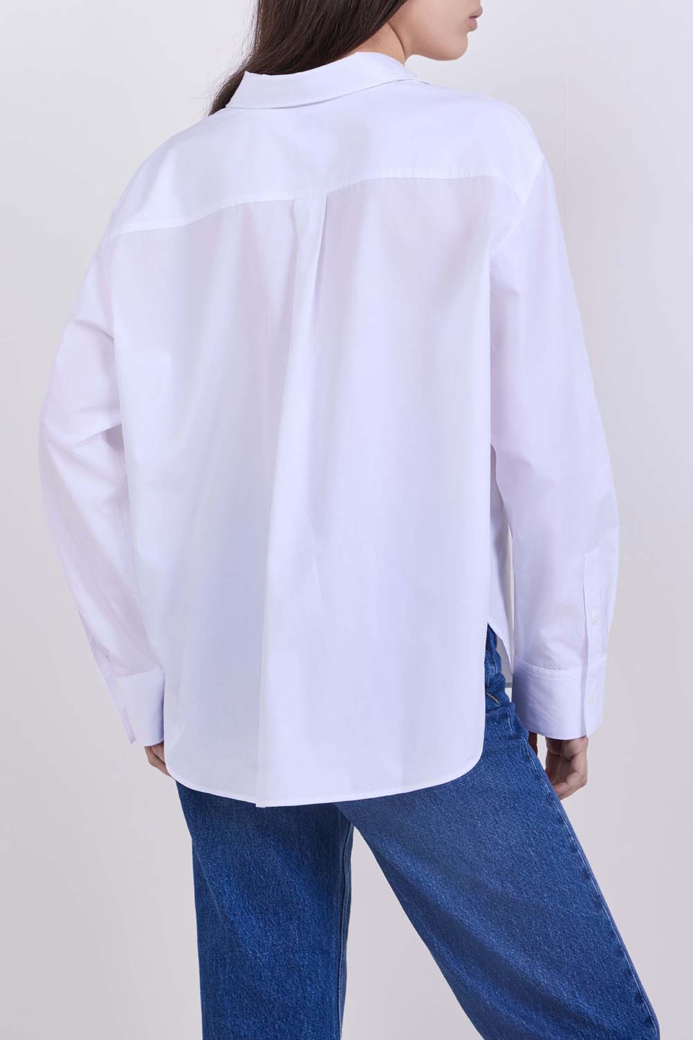 תמונת דוגמן אחורית של חולצת כפתורים