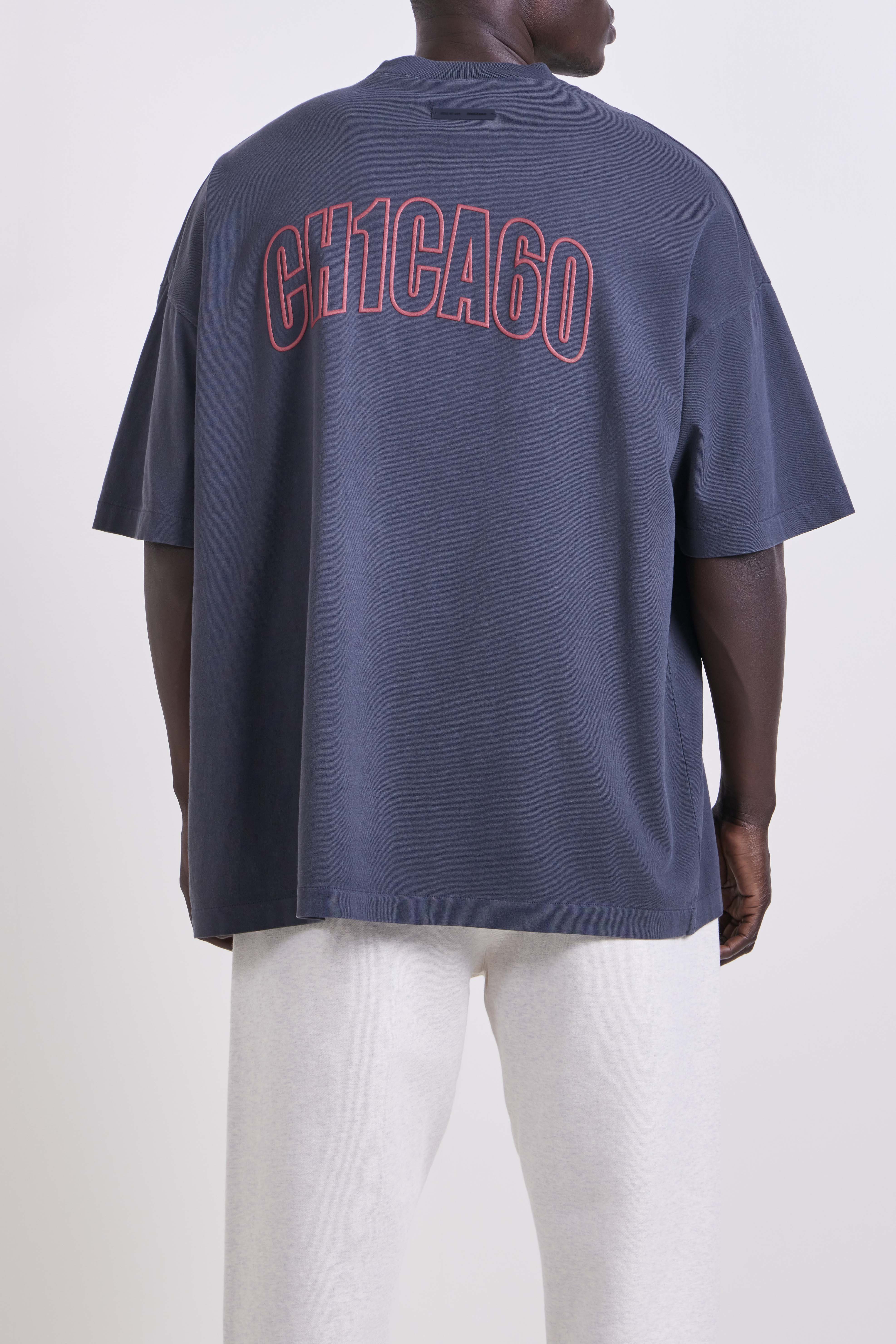 תמונת דוגמן אחורית של חולצת טי אוברסייז