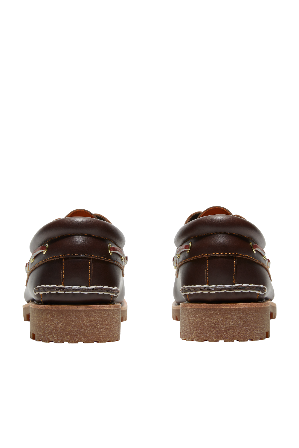 תמונת תקריב של נעלי מוקסינים