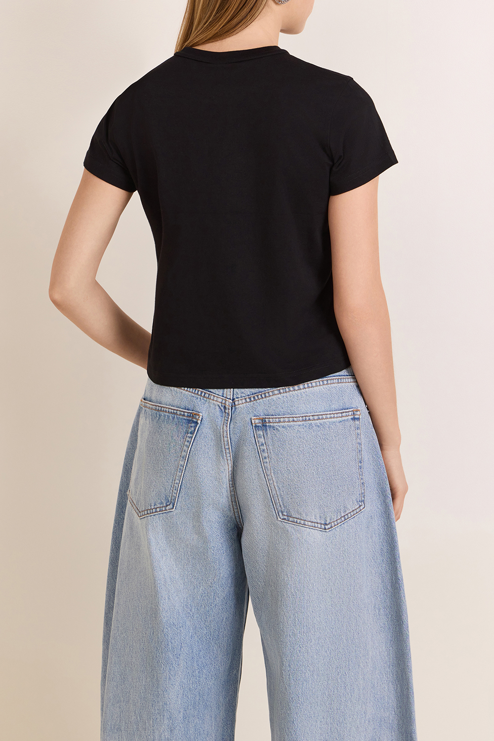 תמונת דוגמן אחורית של חולצת טי