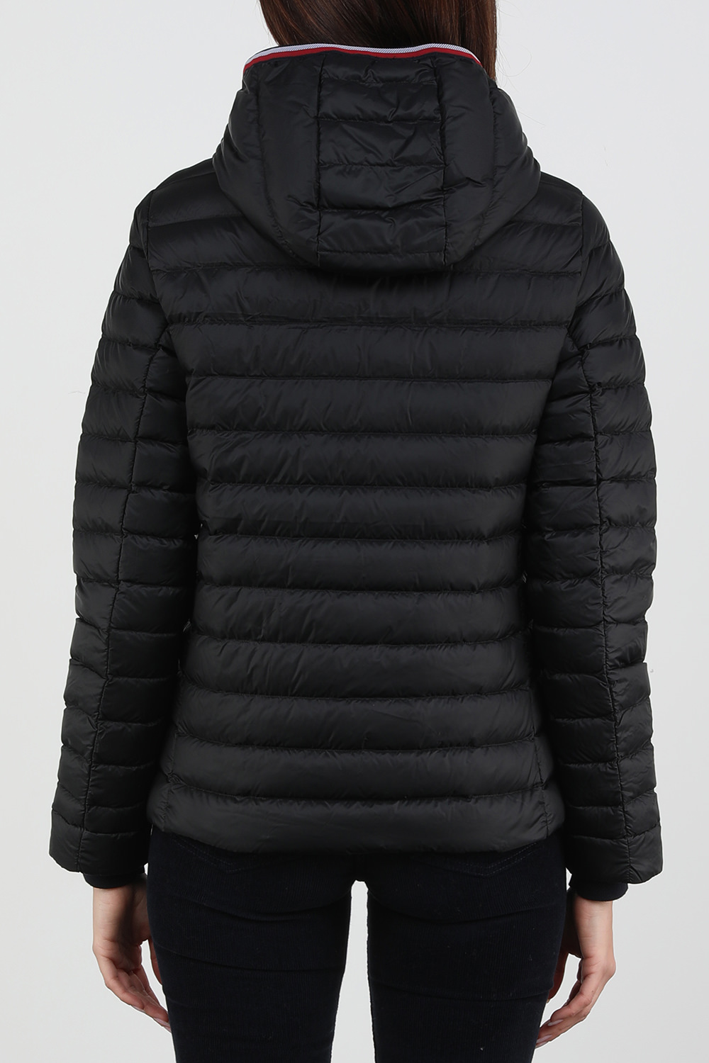 תמונת דוגמן אחורית של מעיל פאפר קלאסי ומרוכסן בגוון שחור