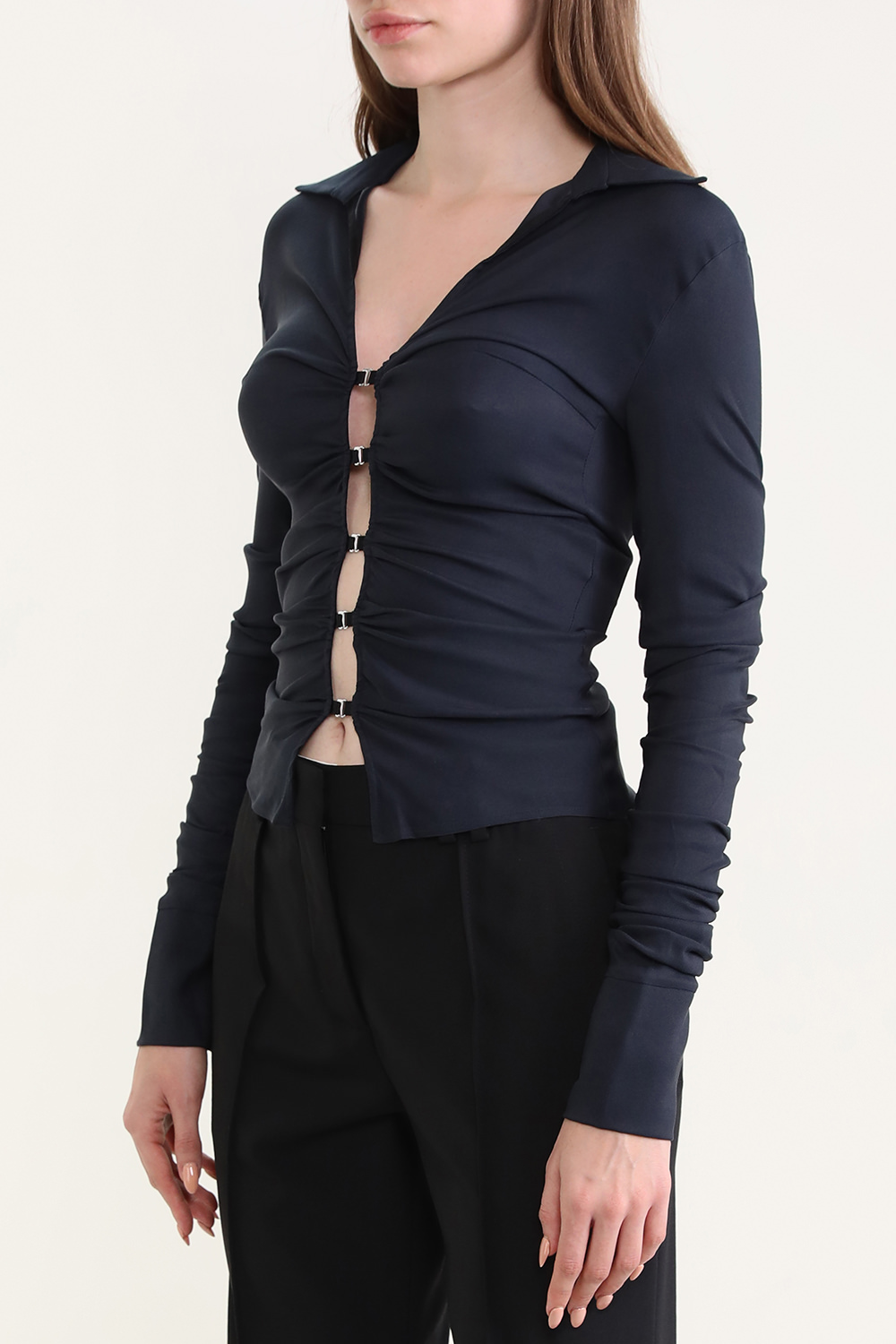 תמונת דוגמן קידמית של חולצה ארוכה בסגירת אבזמים חשופה