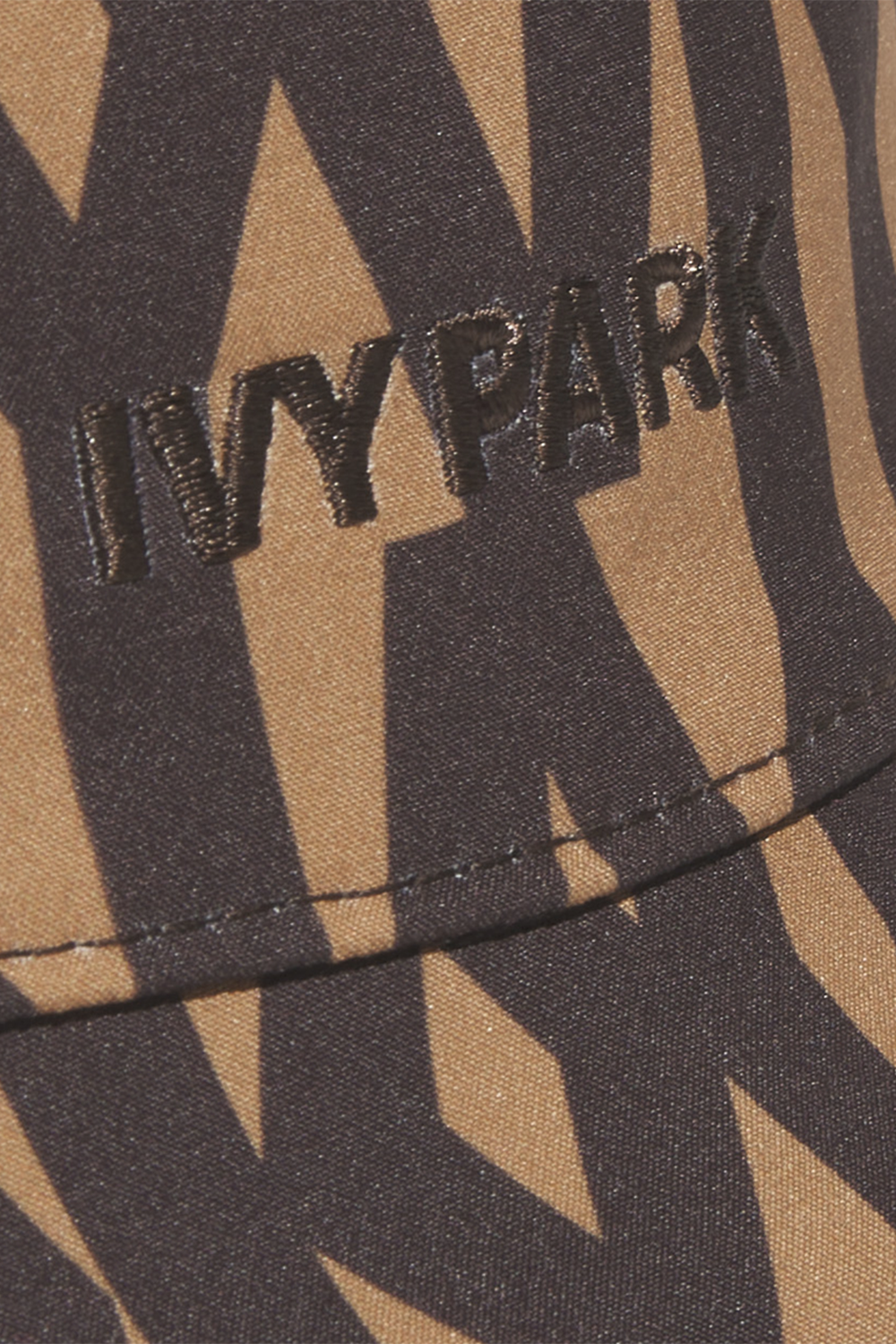 תמונת פנים של אייבי X אדידס כובע באקט דו צדדי