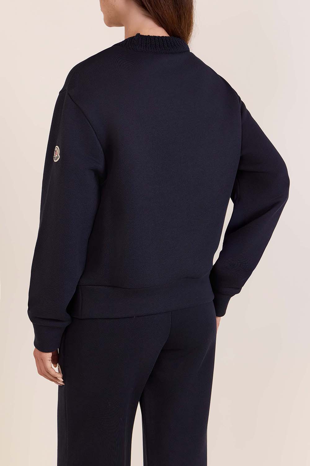 תמונת דוגמן אחורית של סווטשירט