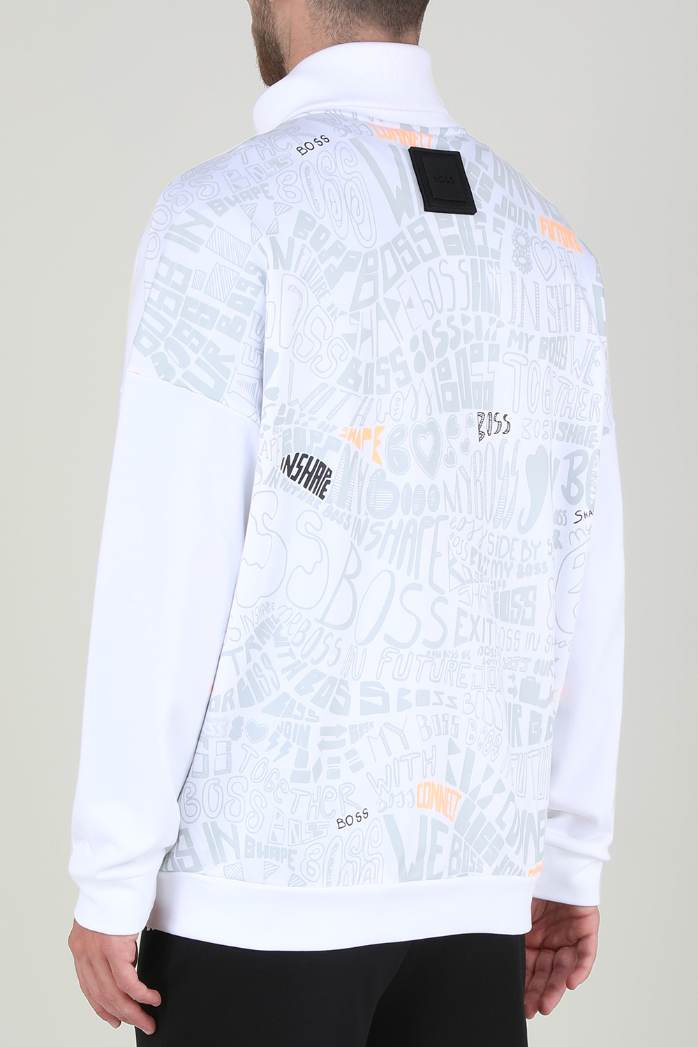 תמונת דוגמן אחורית של סווטשירט מרוכסן עם הדפס גרפי