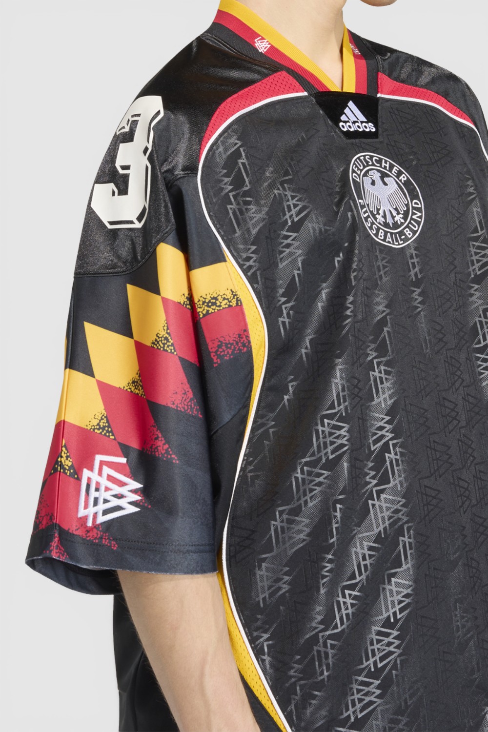 תמונת תקריב דוגמן של חולצת ג'רזי אוברסייז