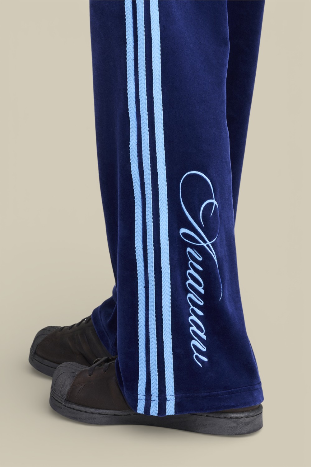 תמונת תקריב דוגמן של מכנסי ג'וגר