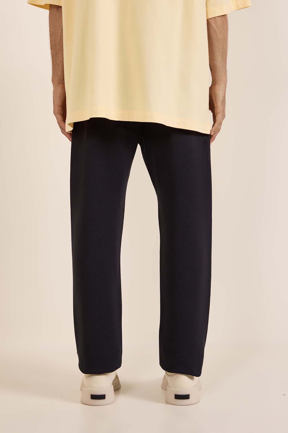 תמונת תקריב דוגמן של מכנסי טרנינג