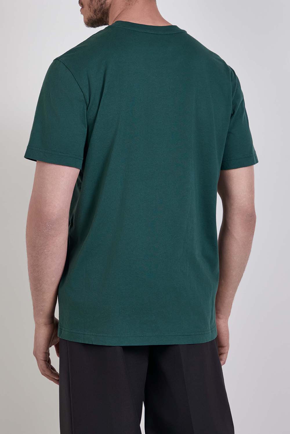 תמונת דוגמן אחורית של חולצת טי בגזרת סלים